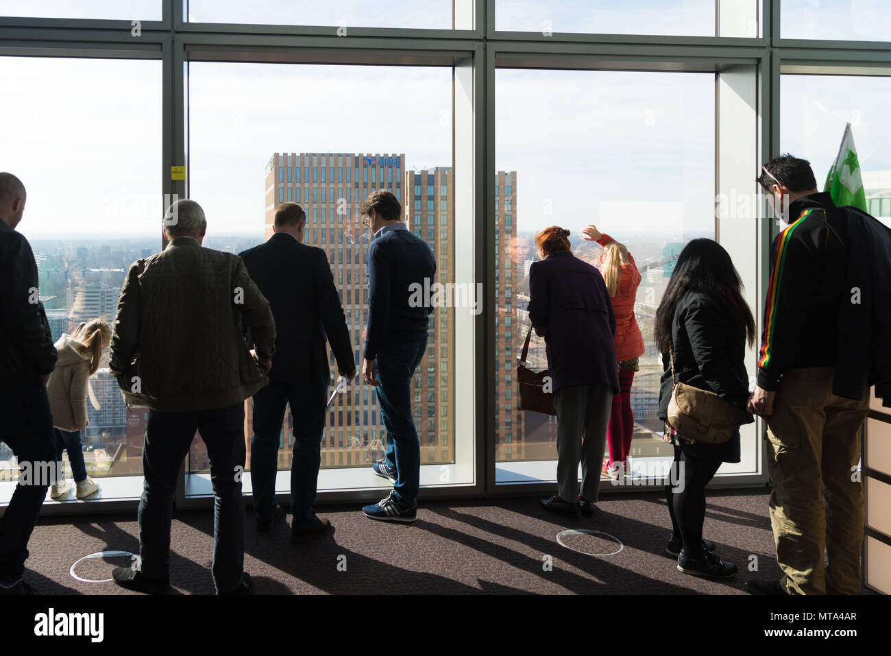 AMSTERDAM, Paesi Bassi - 25 Marzo 2017: persone sconosciute guardando attraverso il vetro di un grattacielo durante la torre open day, un evento annuale quando promi Foto Stock