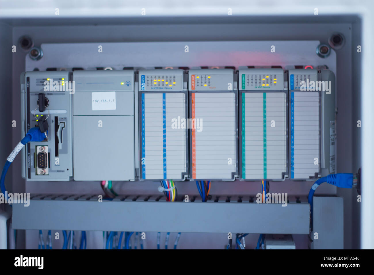 La logica programmabile PLC macchina automatica con ingresso di un slot di uscite Foto Stock