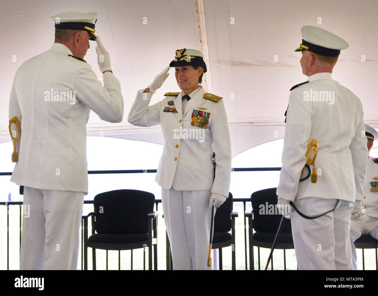 Coast Guard Vice Adm. Sandra Stosz, vice comandante della guardia costiera disponibilità di forza di comando, sovrintende FORCECOM il cambiamento di comando cerimonia al Coast Guard Training Center Yorktown, Virginia, 20 aprile 2017. Adm posteriore. David Throop rinunciato il comando verso la parte posteriore Adm. Keith Smith durante la veneranda tradizione militare. Foto Stock