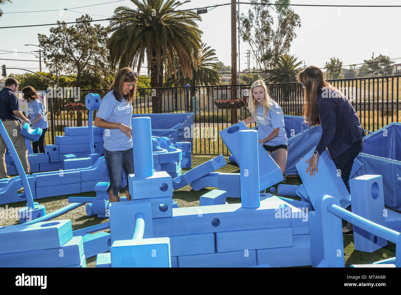 CarMax di Escondido lavoratori impostare un 'immaginazione parco giochi' al Fisher Centro per l'infanzia, durante una settimana di giocare' evento su Camp Pendleton, California, 20 aprile 2017. I servizi armati uomini giovani dell Associazione Cristiana, Fisher Centro per l'infanzia, è stato premiato con un gioco Kaboom sovvenzione dalla Fondazione CarMax per militari bambino mese dove un 'immaginazione parco giochi' è stato rivelato. Foto Stock