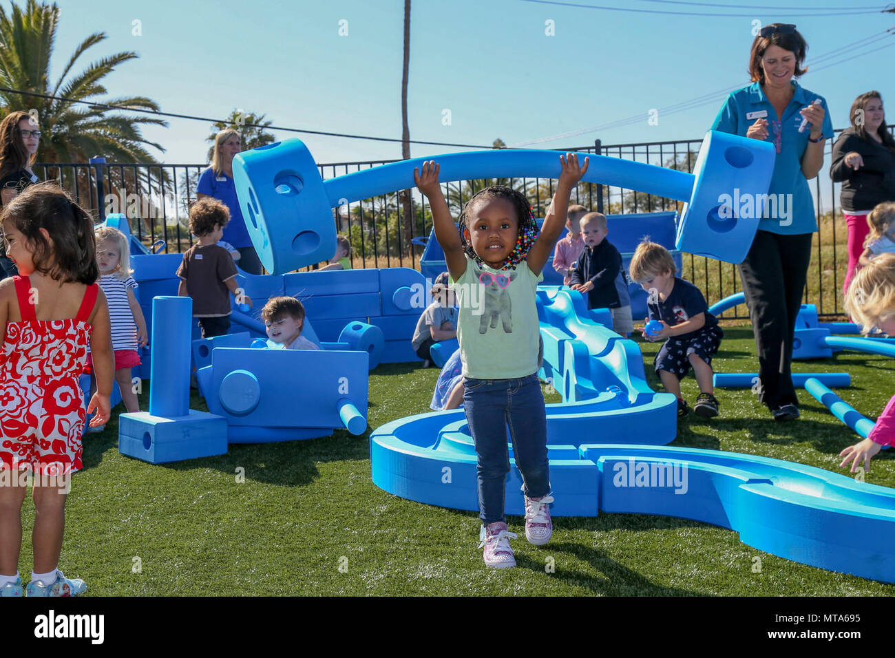 I bambini dei servizi armati uomini giovani dell Associazione Cristiana (ASYMCA) di Camp Pendleton, Fisher Centro per l'infanzia, play sul recente ha rivelato "imagination playground" durante una settimana di giocare' evento su Camp Pendleton, California, 20 aprile 2017. Il ASYMCA, Fisher Centro per l'infanzia, è stato premiato con un gioco Kaboom sovvenzione dalla Fondazione CarMax per militari bambino mese dove un 'immaginazione parco giochi' è stato rivelato. Foto Stock