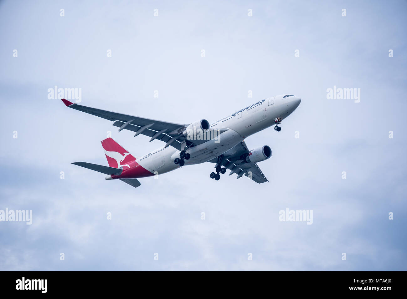 Bangkok, Tailandia - 4 Maggio 2018: Qantas airbus si avvicina la pista di atterraggio all'Aeroporto Internazionale di Suvarnabhumi, Bangkok, Thailandia. Foto Stock