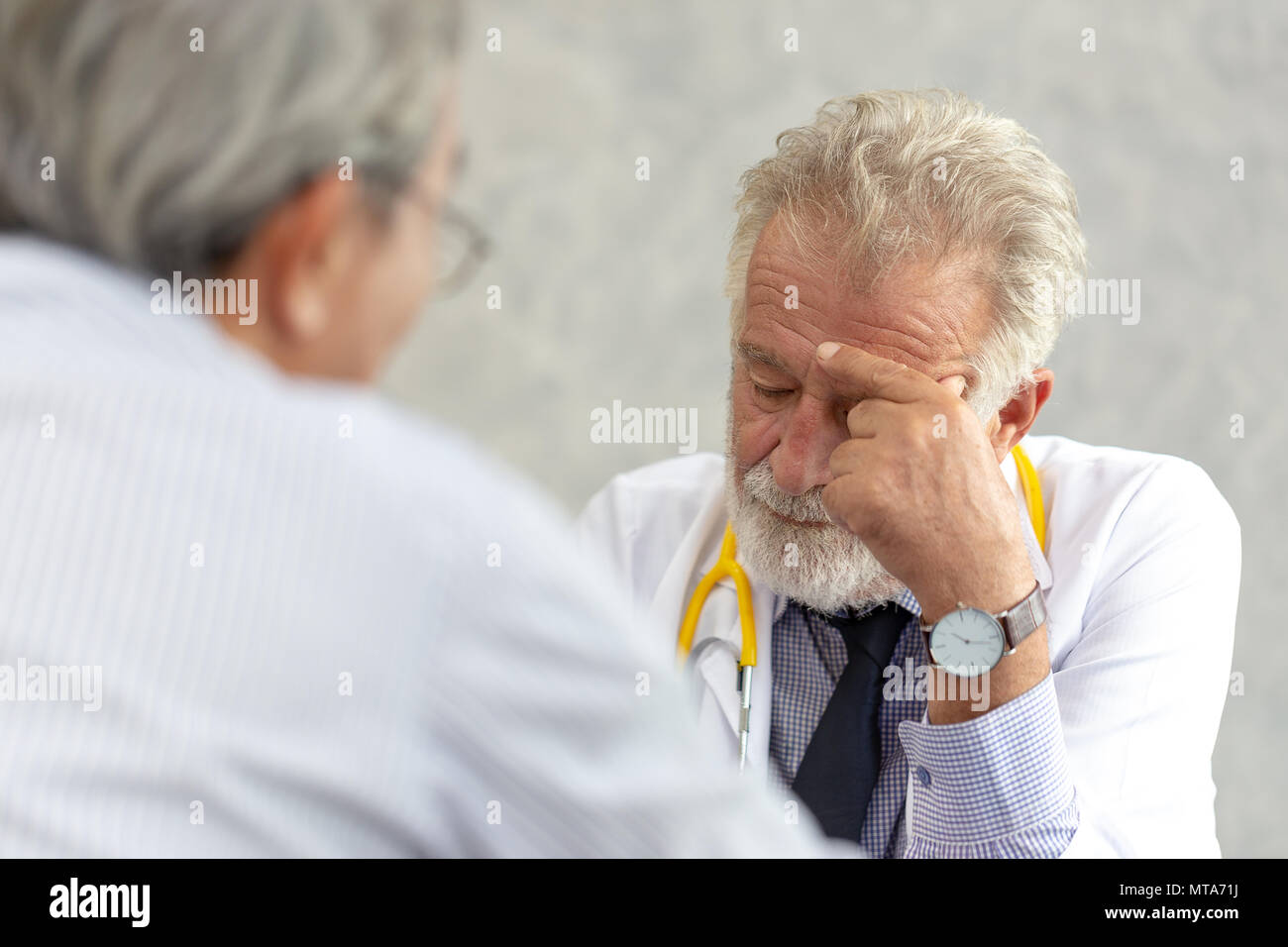 Senior di medico o di medico capo dando una consultazione per il suo paziente di sesso maschile e spiegando le informazioni mediche e diagnosi presso la clinica o hos Foto Stock