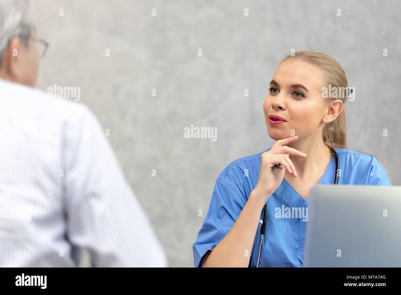 Medico donna dando una consultazione per il suo paziente di sesso maschile e spiegando le informazioni mediche e diagnosi presso la clinica o ospedale. Foto Stock