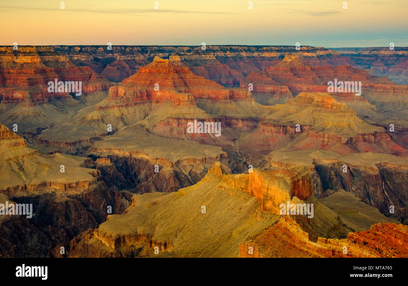 Grand Canyon panorama con contrasto scuro e colori vivaci, Arizona, Stati Uniti d'America Foto Stock