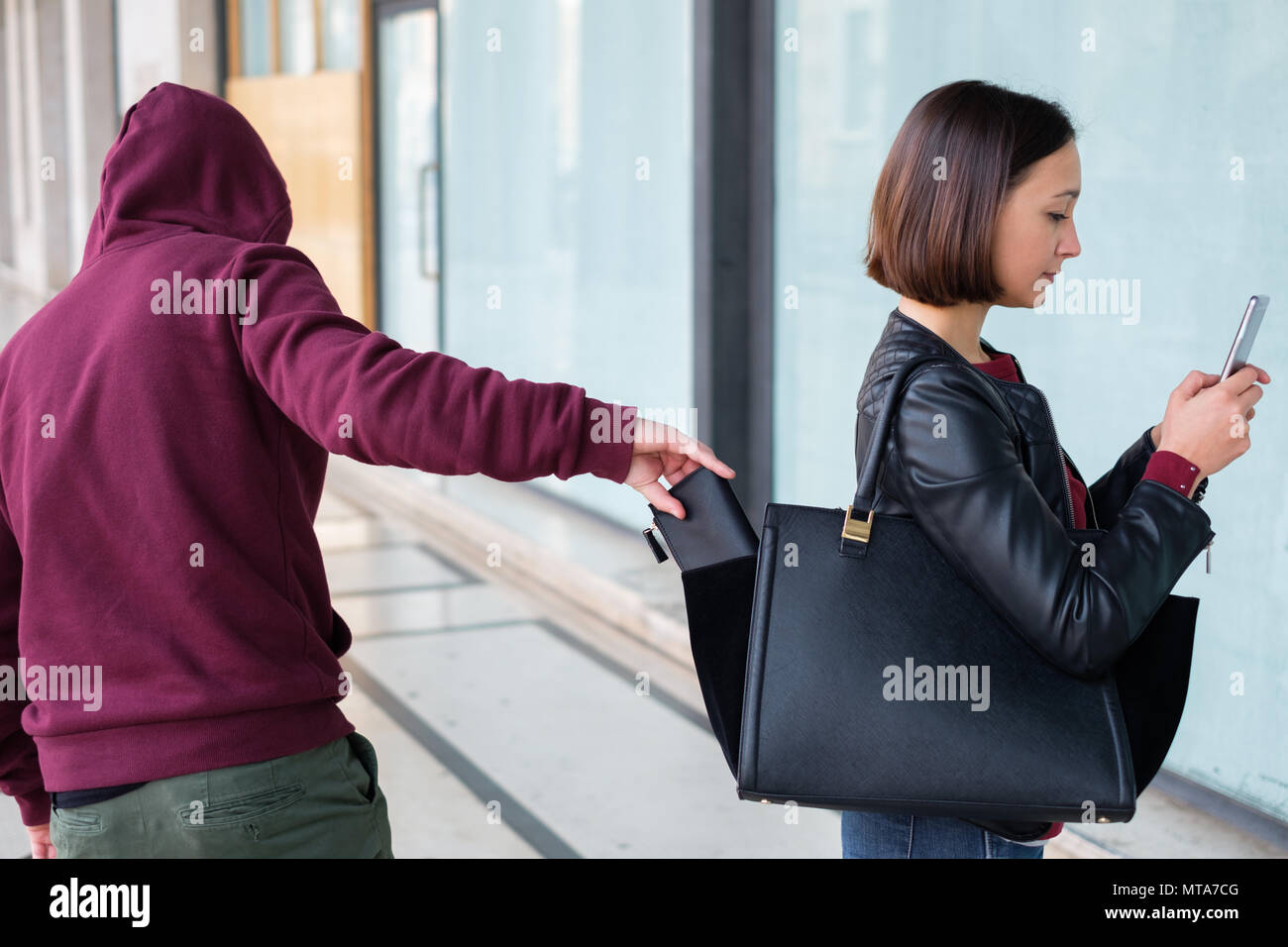 Ladro rubare i soldi dal portafoglio la borsetta di una donna distratto  Foto stock - Alamy