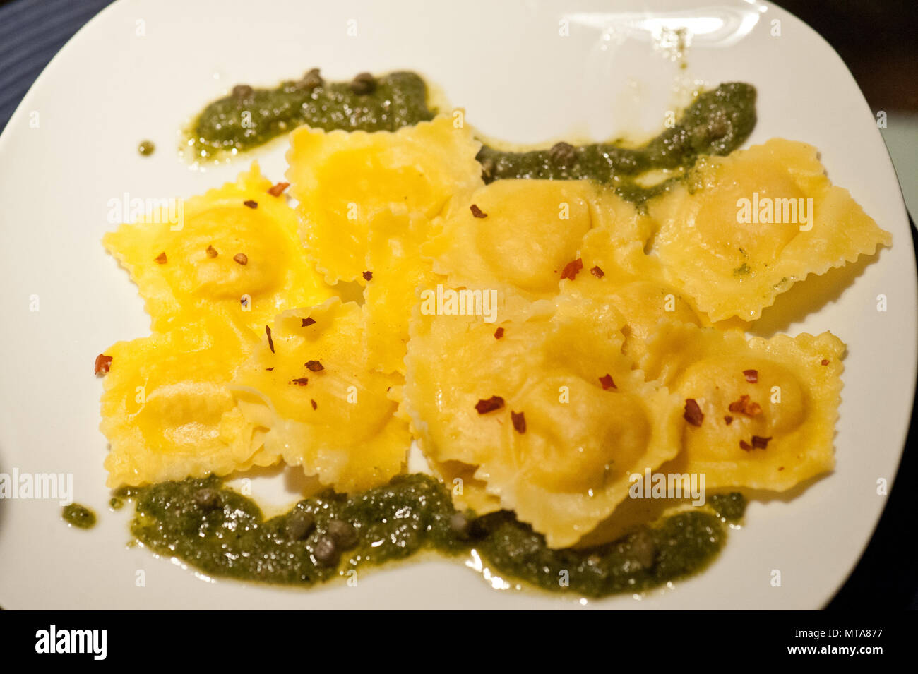 Tipo di ravioli di pasta italiana con il peperoncino. La cultura tradizionale piatto IItaly Foto Stock