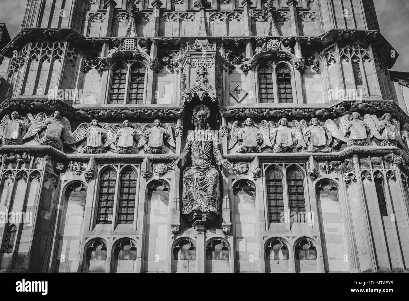 Il bronzo e la figura di Gesù Cristo presso la cattedrale porta della Cattedrale di Canterbury a Canterbury, Kent, Regno Unito. Foto Stock