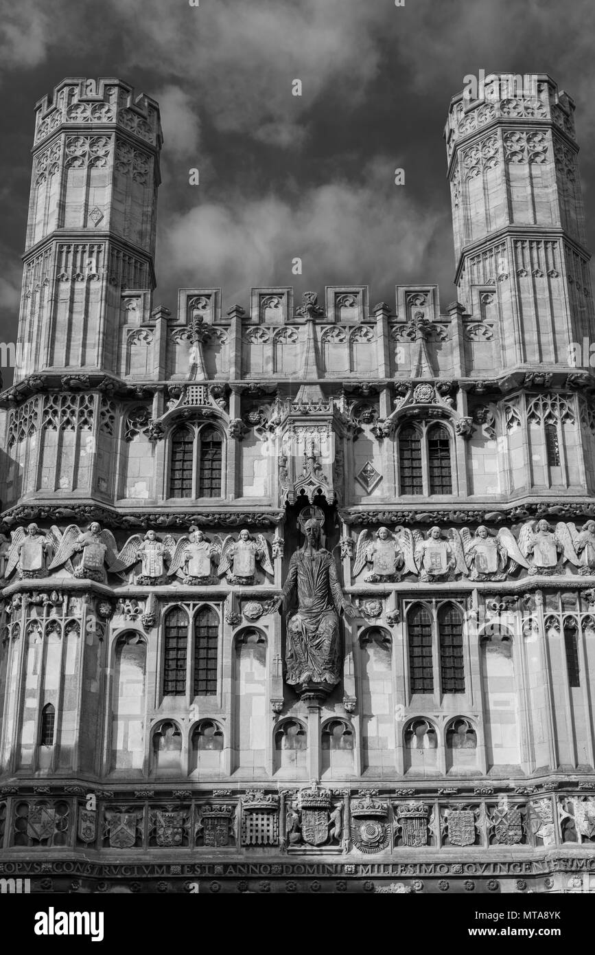 Il bronzo e la figura di Gesù Cristo presso la cattedrale porta della Cattedrale di Canterbury a Canterbury, Kent, Regno Unito. Foto Stock