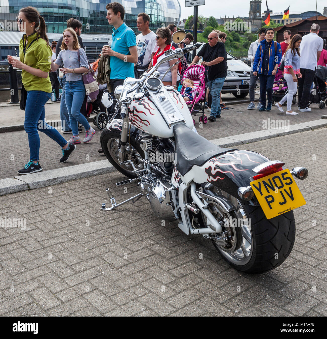 Una Harley Davidson moto parcheggiata sul Quayside,Gateshead e Newcastle,l'Inghilterra,UK Foto Stock