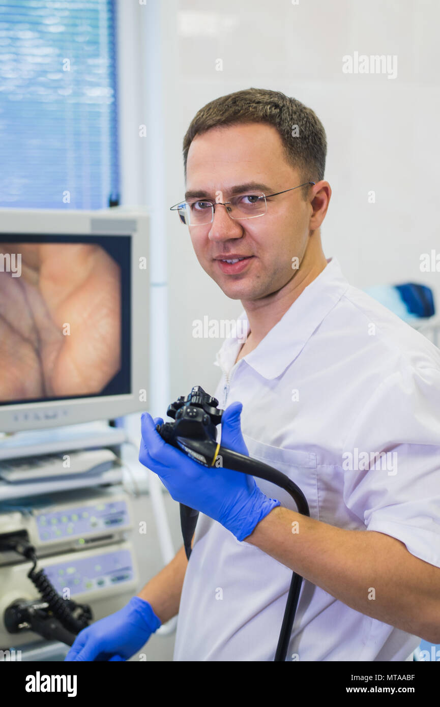 Proctologist tenendo un anoscopio contro una sedia proctologica. In  ospedale Foto stock - Alamy