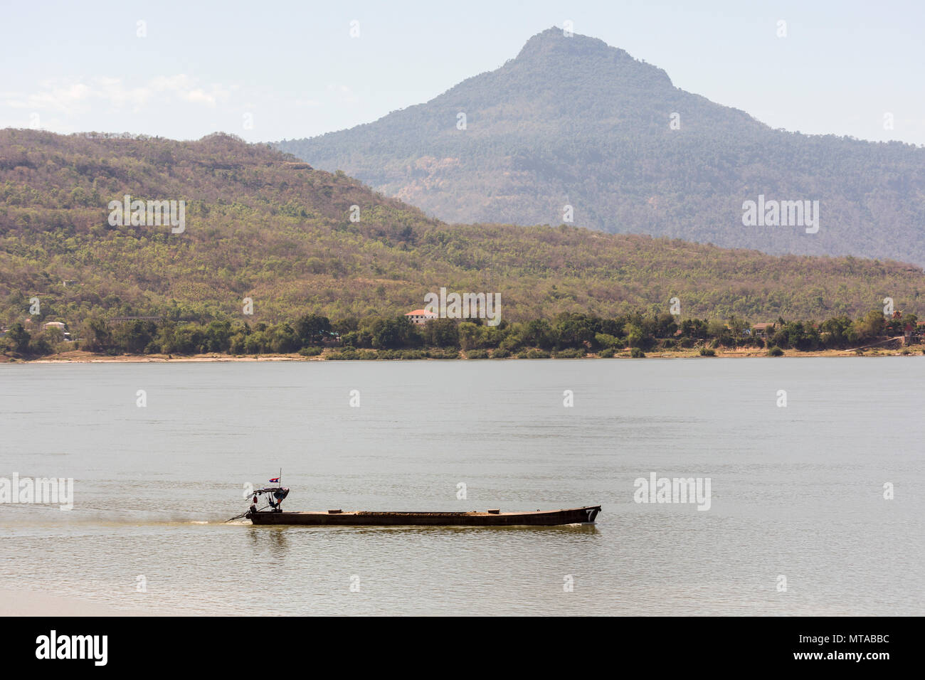 Barca sul fiume Mekong, Paksè, Laos Foto Stock