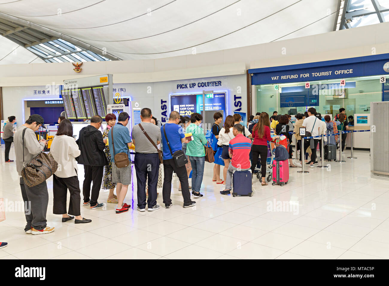 Coda di persone al rimborso IVA ufficio turistico all'aeroporto di Bangkok, Tailandia Foto Stock