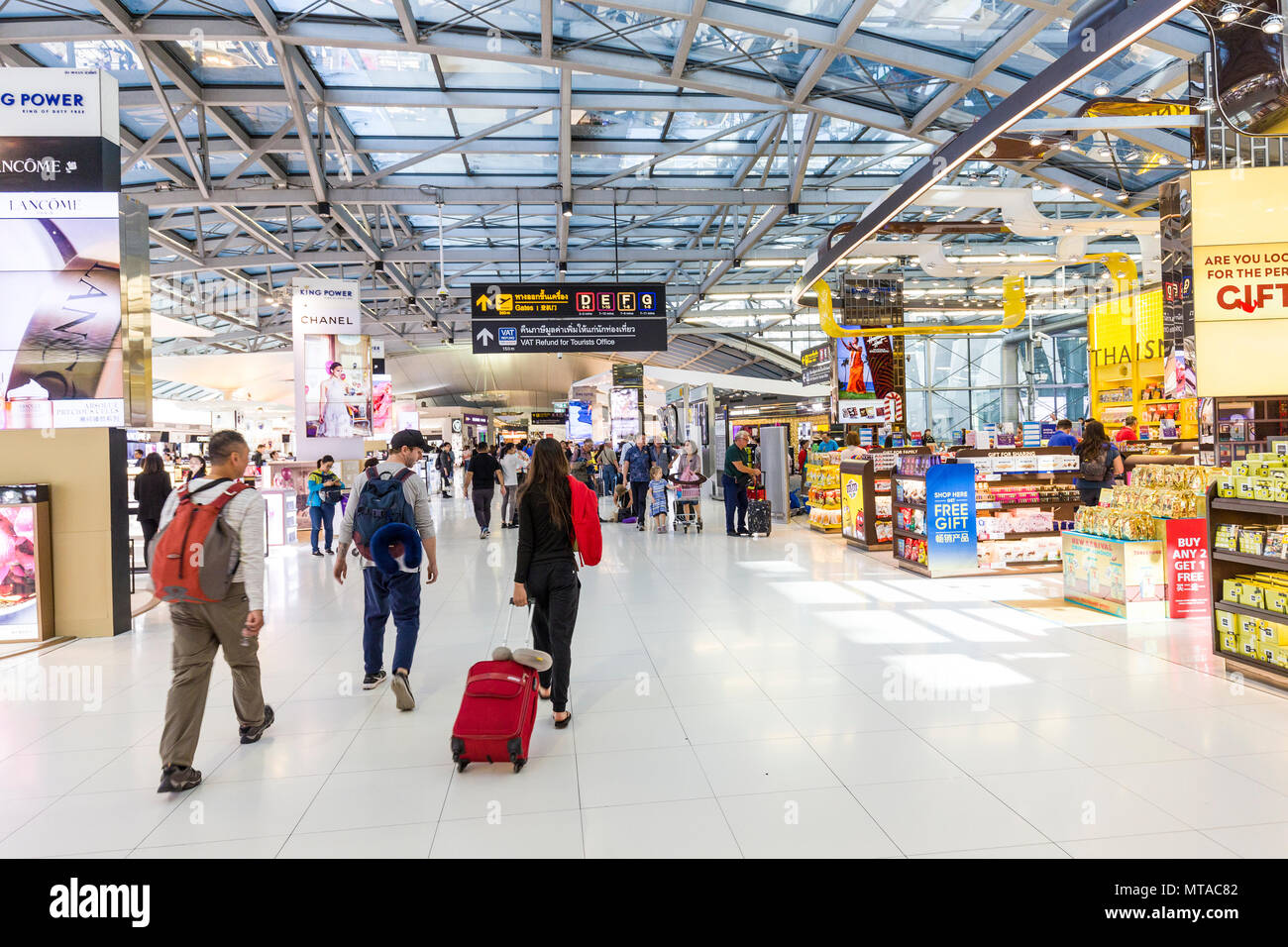 I viaggiatori nella zona dei negozi e dall'aeroporto di Bangkok, Thailandia Foto Stock