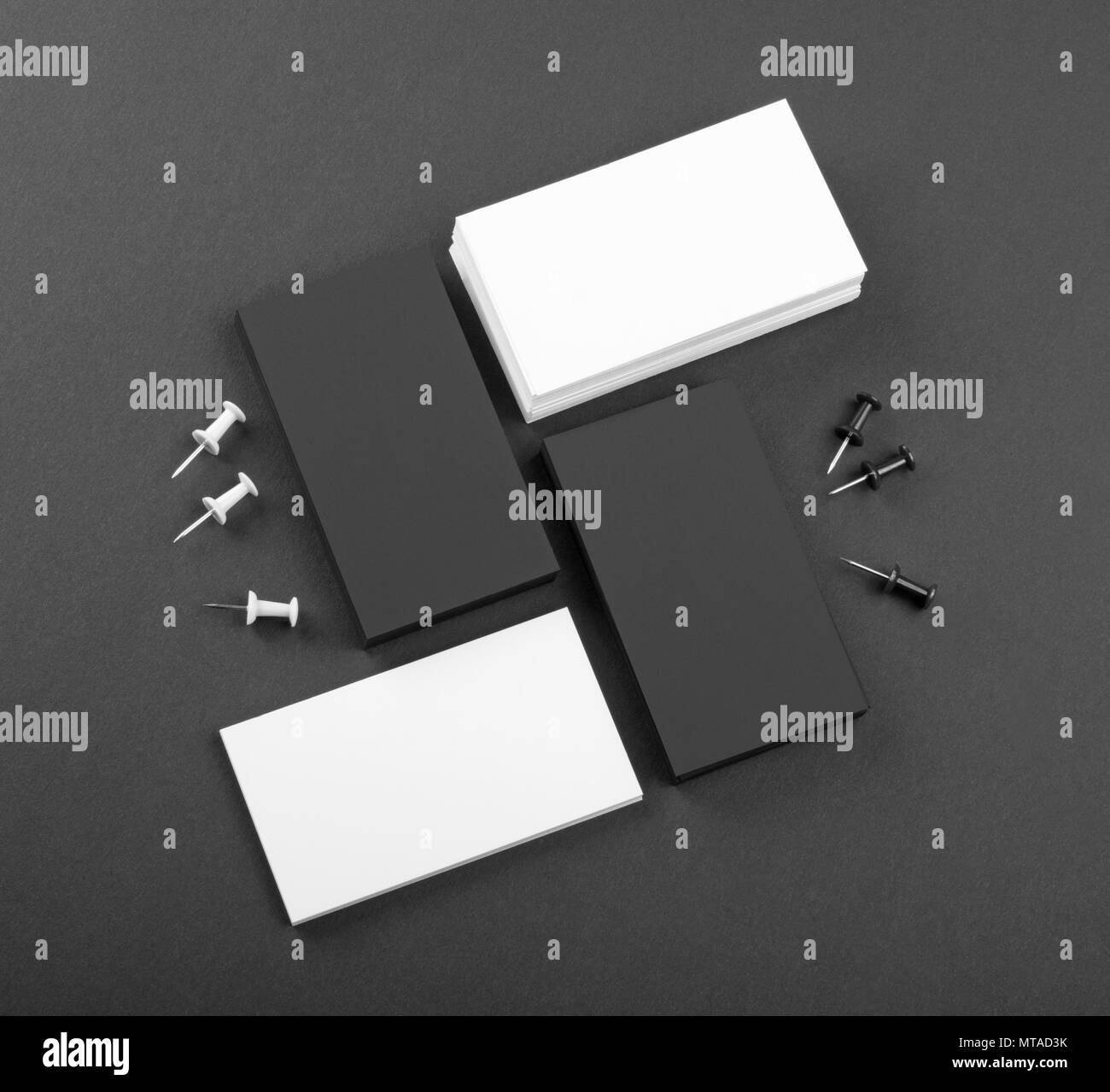 Identity design, modelli aziendali, azienda stile, nero e whote business cards su sfondo nero Foto Stock