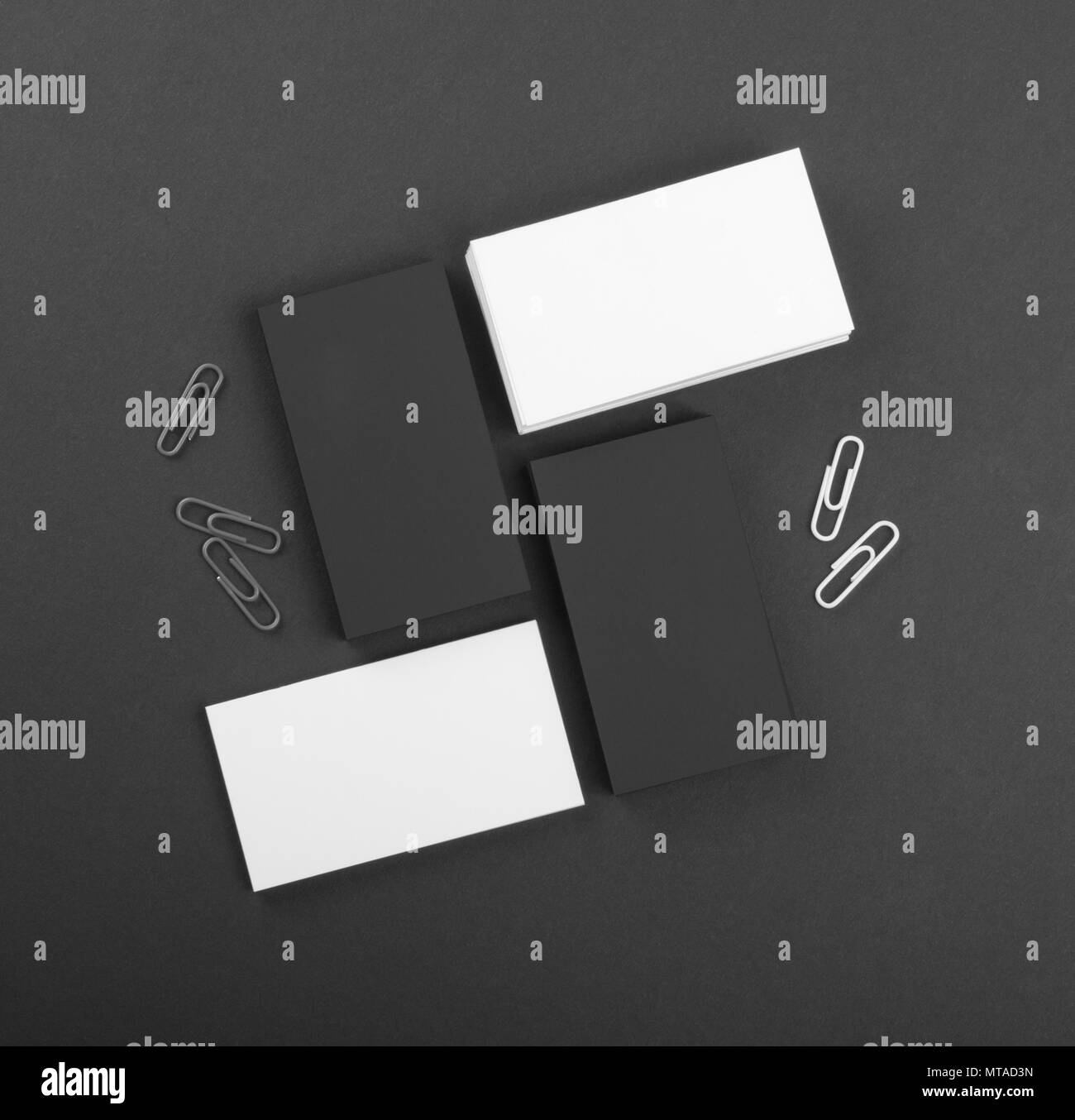 Identity design, modelli aziendali, azienda stile, nero e whote business cards su sfondo nero Foto Stock