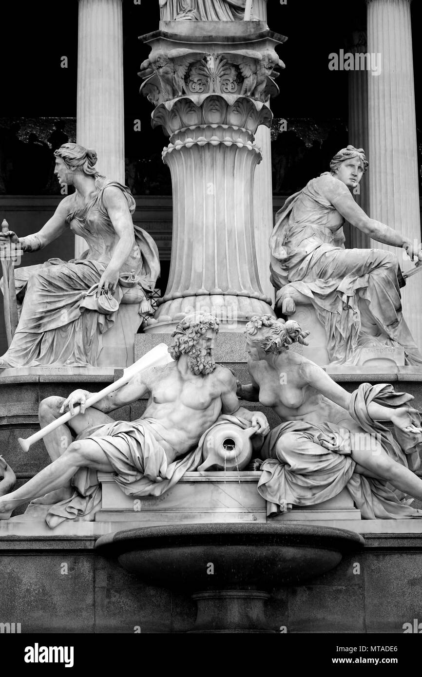 Pallas-Athena-Brunnen fontana di fronte al parlamento austriaco a Vienna, in Austria Foto Stock