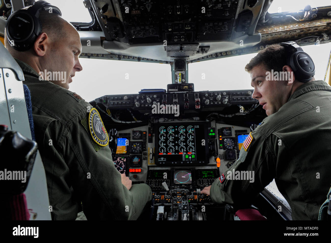 Stati Uniti Air Force Il Mag. Jacob Johnson, 909th Air Refuelling Squadron direttore dell'ala ispezioni e 1Lt. Huston Harrison, 909th ARS standard e valutazioni officer, condotta pre-controlli di volo a bordo di un KC-135 Stratotanker Aprile 20, 2017 a Kadena Air Base, Giappone. Il KC-135 è la Air Force aria primaria capacità di rifornimento. Foto Stock