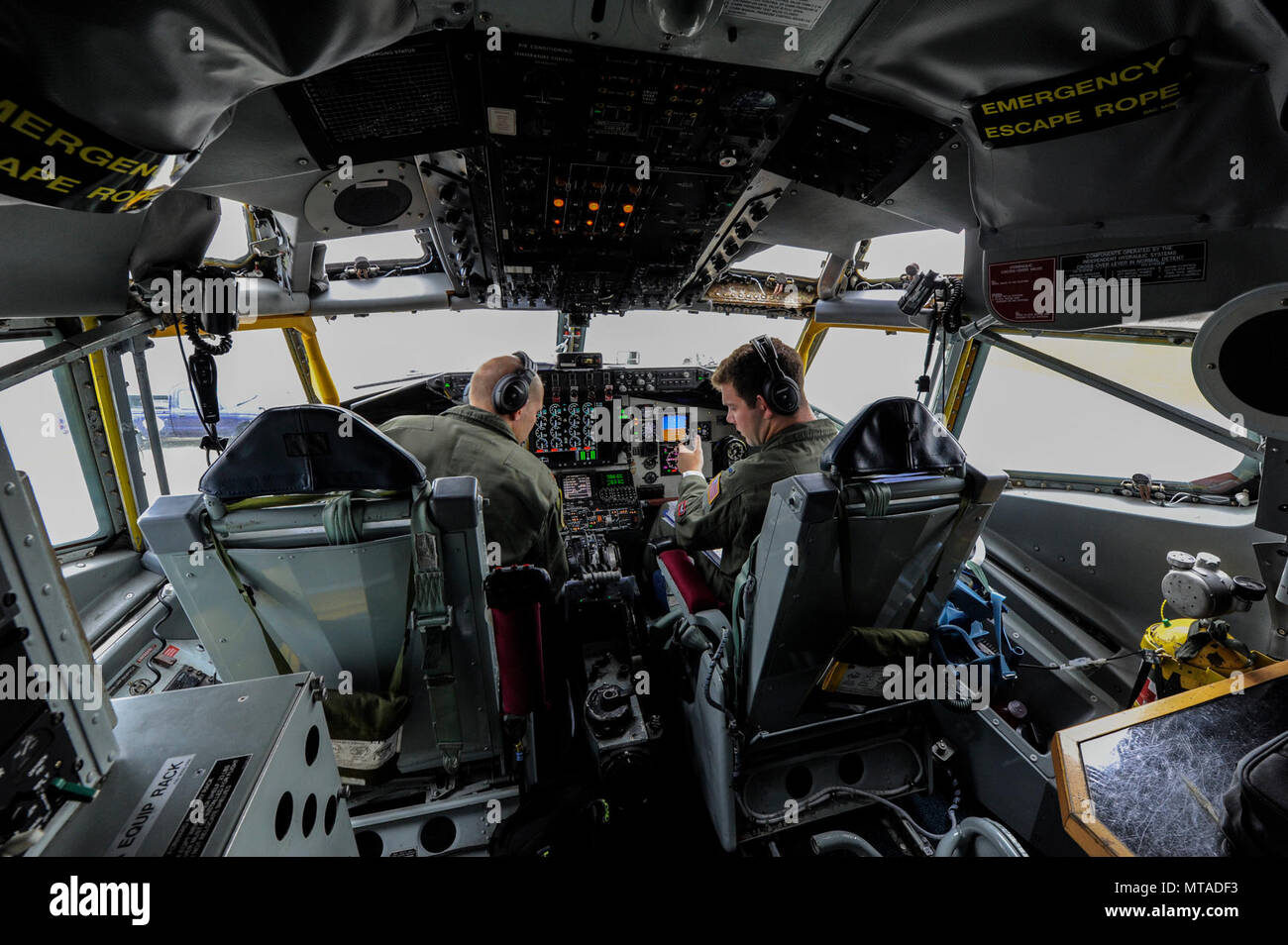 Stati Uniti Air Force Il Mag. Jacob Johnson, 909th Air Refuelling Squadron direttore dell'ala ispezioni e 1Lt. Huston Harrison, 909th ARS standard e valutazioni officer, condotta pre-controlli di volo a bordo di un KC-135 Stratotanker Aprile 20, 2017 a Kadena Air Base, Giappone. Il KC-135 è il primario il rifornimento di aeromobili per la Air Force, in grado di supportare un tempo di pace e le operazioni di emergenza. Foto Stock