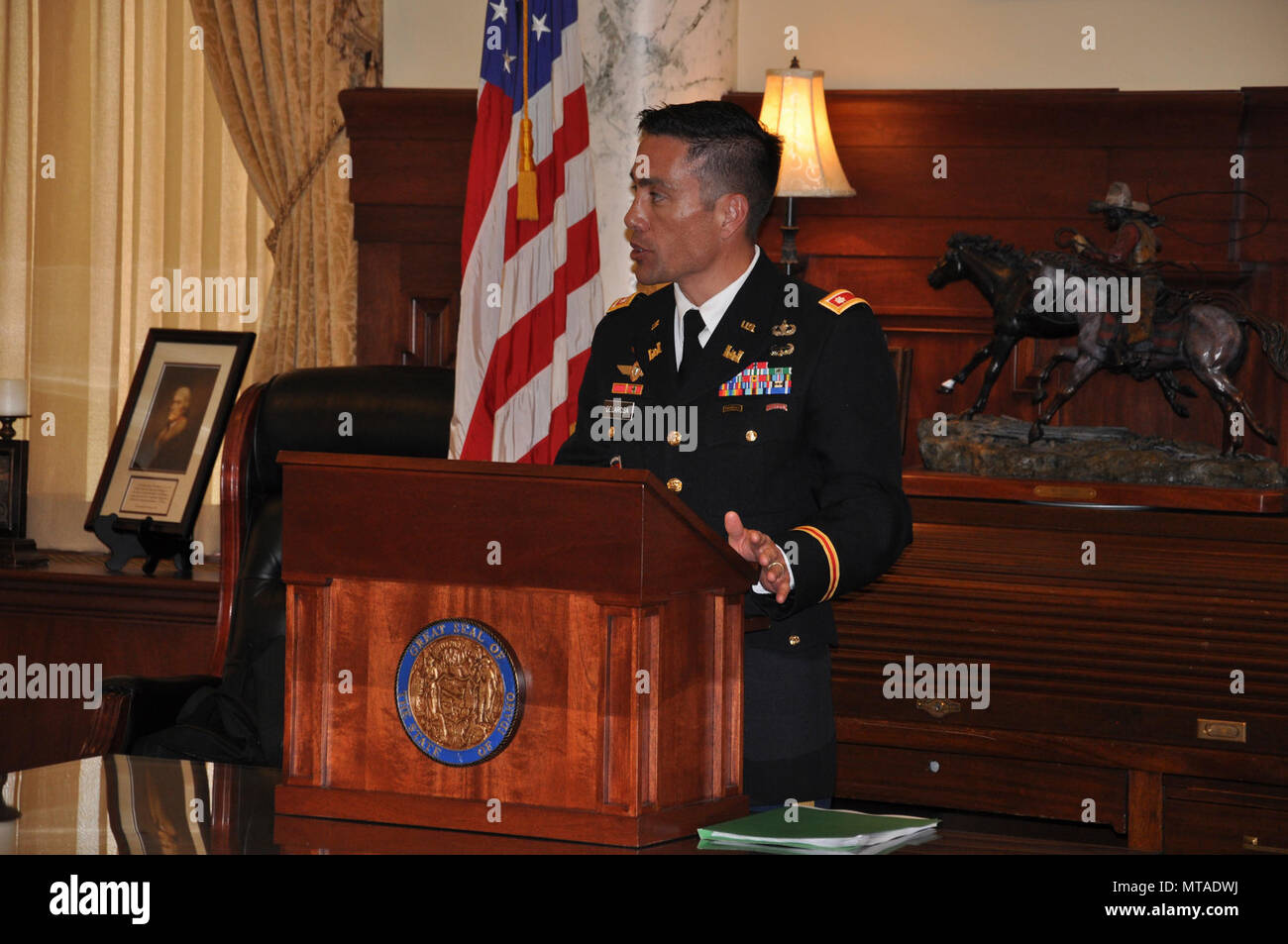 Lt. Col. Damon Delarosa, comandante dell'U.S. Esercito di ingegneri, Walla Walla District, insieme con il Governatore Idaho Butch Otter informato di una dozzina di federale e ai funzionari dello Stato nel corso di una conferenza stampa a Boise, Idaho on April 19, 2017. La conferenza stampa è stata in riferimento al potenziale rischio di alluvione e come l'Esercito di ingegneri è al lavoro per prevenire le inondazioni nelle zone residenziali a Boise. Foto Stock