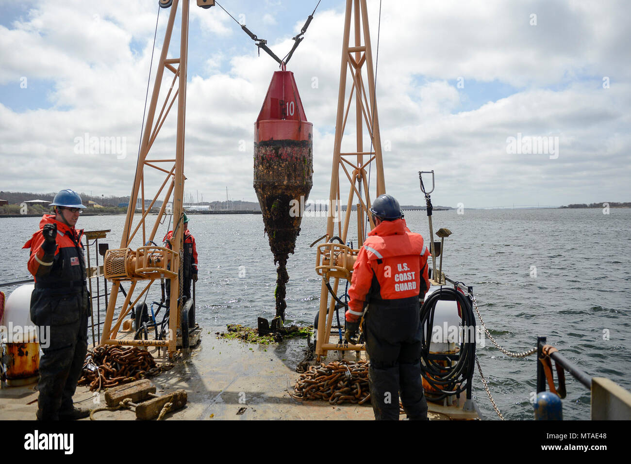 Una boa è sollevato dall'acqua per manutenzione dalla gru di bordo del 49-piede Utility Boa di poppa la barca di caricamento (BUSL) al largo di Newport, mercoledì 19 aprile, 2017. ANT Bristol conserva le vie navigabili da Westerly, Rhode Island a Westport, Massachusetts. Foto Stock