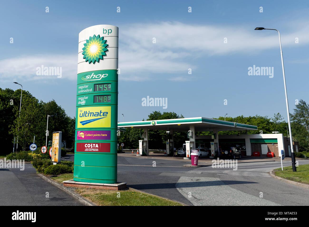 Una stazione di benzina BP, visualizzazione di alta i prezzi della benzina nel Regno Unito. BP gas station, garage BP. Foto Stock