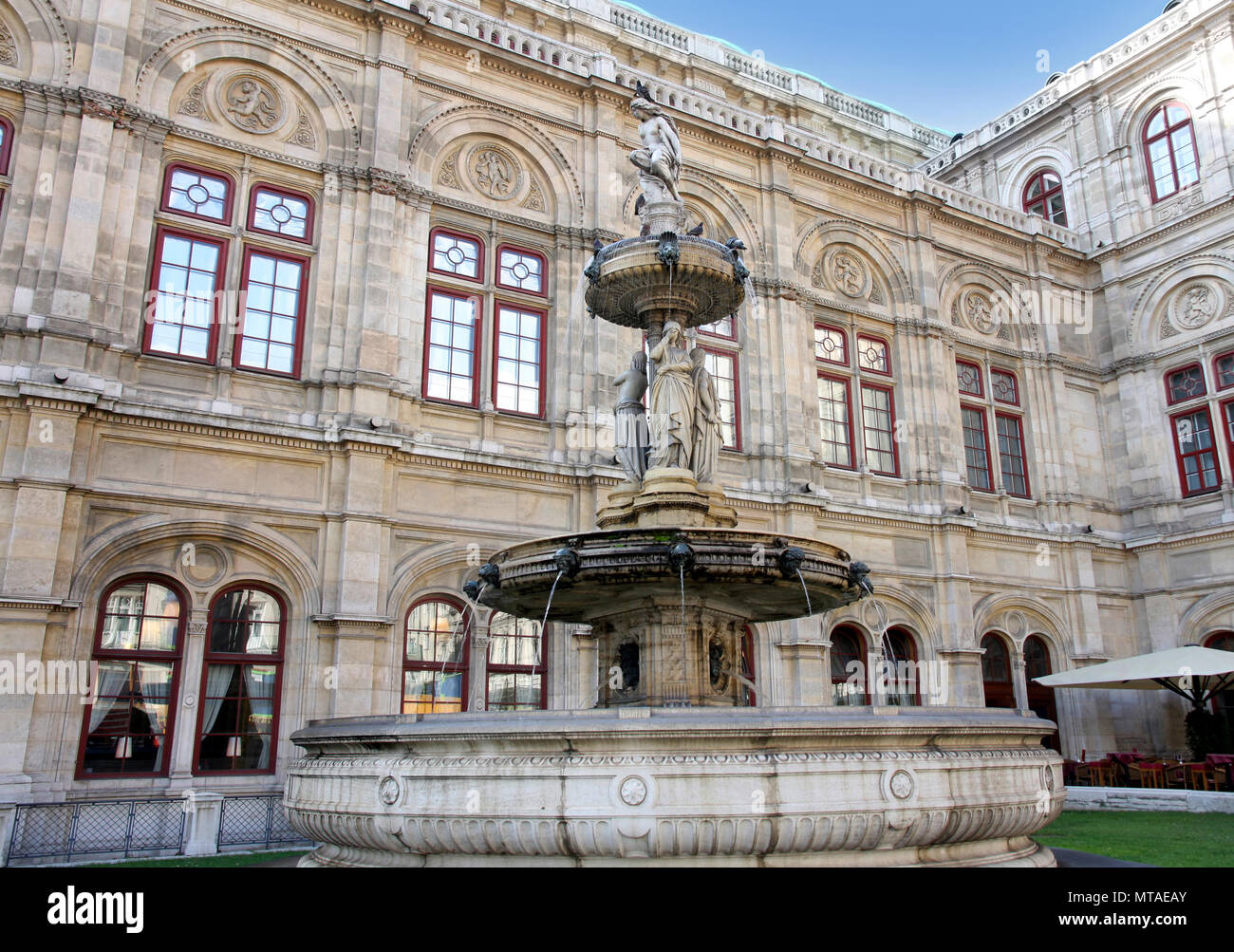 Dettagli della fontana di acqua nella parte anteriore del Vienna Opera house a Vienna, in Austria Foto Stock