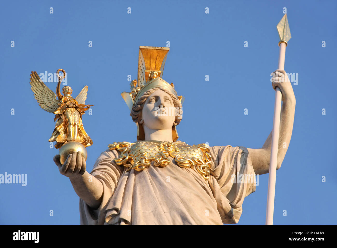 Statua di Pallade Atena davanti al Parlamento austriaco a Vienna Foto Stock