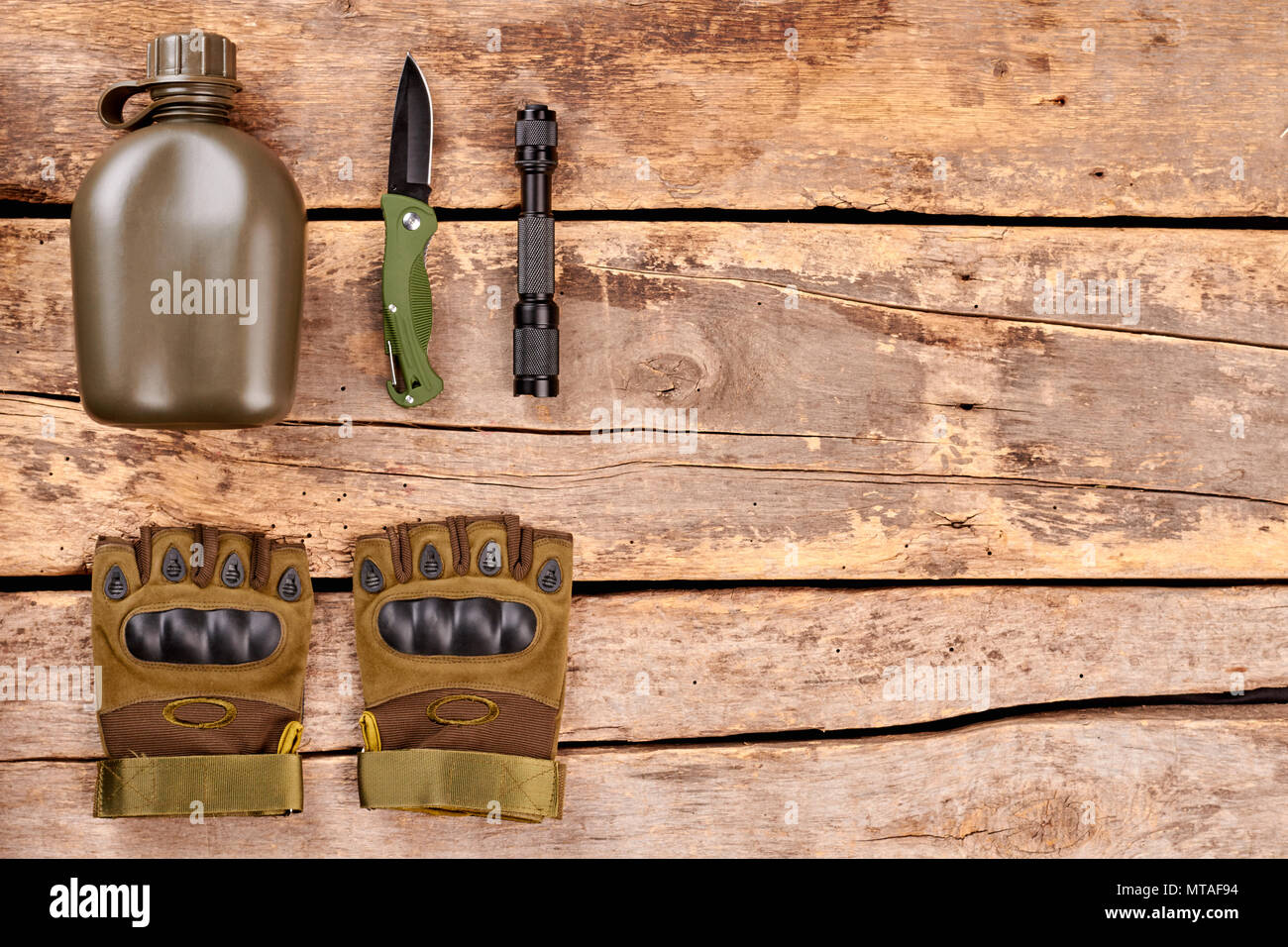 Articoli militari su legno con copyspace. Cose militari, capi di abbigliamento  e accessori Foto stock - Alamy