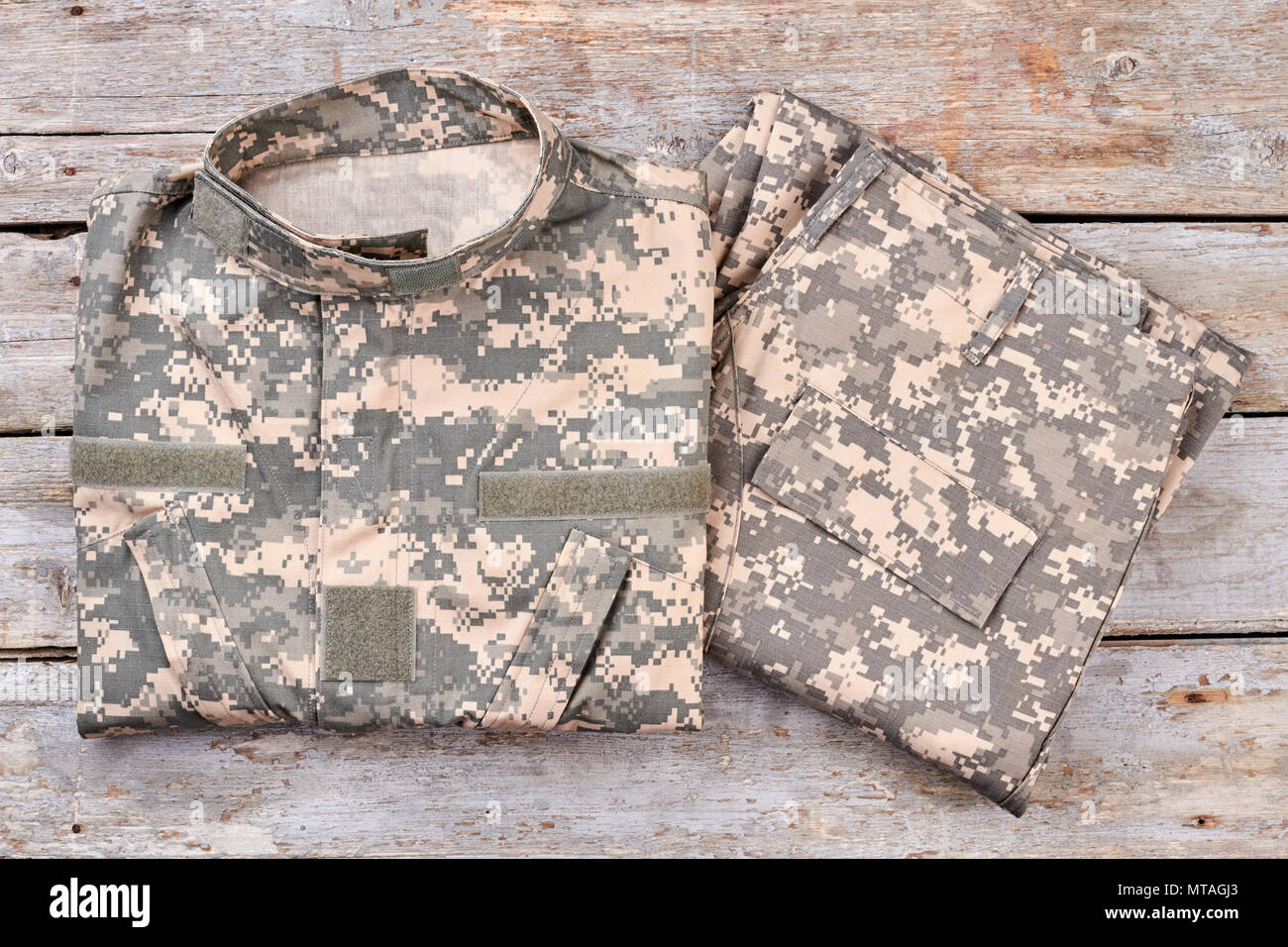 Set di abiti militari. Giacca e pantaloni. Scrivania in legno sfondo Foto  stock - Alamy