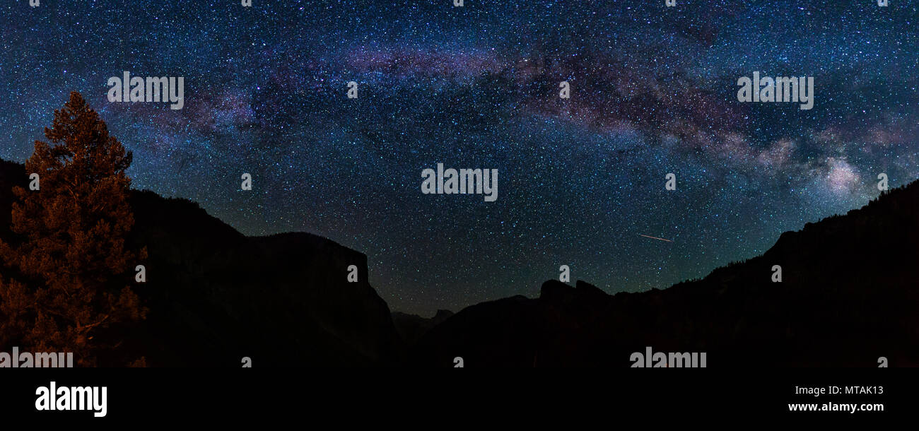 Panorama della Via Lattea ampi attraverso il cielo notturno al Parco Nazionale di Yosemite iconici vista di tunnel Foto Stock