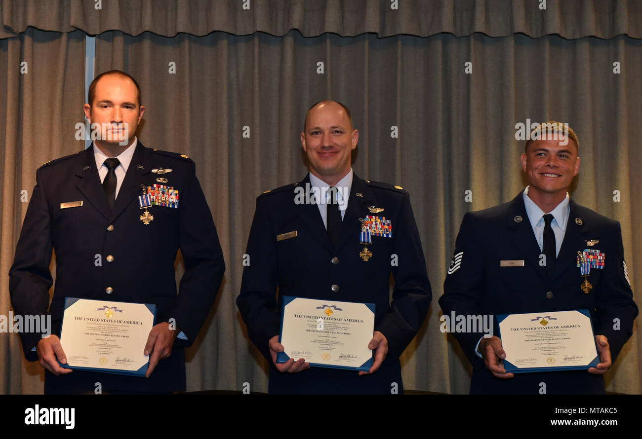 Il Mag. Ryan Mittelstet, il Mag. Brett Cassidy e Tech. Sgt. Christopher Nin si sono aggiudicati il Distinguished Flying Cross durante una cerimonia al campo Hurlburt Fla., Aprile 21, 2017. Mentre assegnati al 8° Expeditionary Special Operations Squadron, Mittelstet, Cassidy e Nin erano a bordo di un CV-22 Osprey conduzione di una missione per evacuare i cittadini americani durante una guerra civile in Africa. Durante il tentativo di eseguire l'evacuazione, il loro aereo era mirato e ha colpito più di 50 volte dalla superficie-aria fuoco dalle forze di terra. Foto Stock