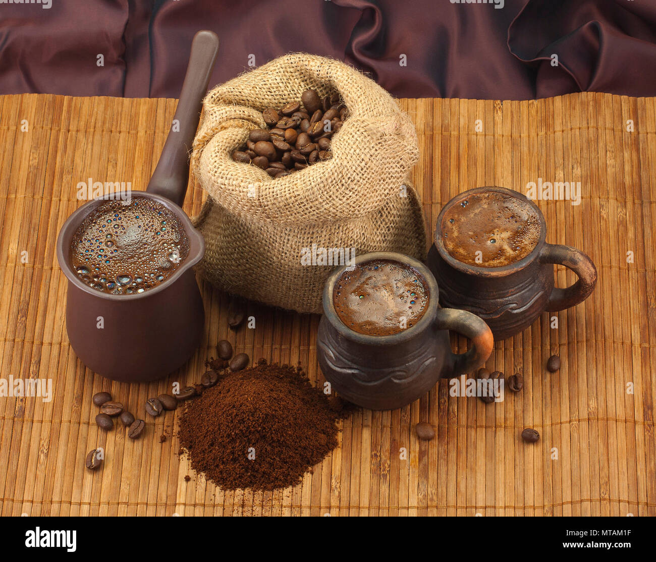 Immagini di caffè; ancora la vita di caffè; caffè organico; caffè in un cezve; caffè fresco; caffè caldo; i chicchi di caffè; caffè macinato; tazze da caffè Foto Stock