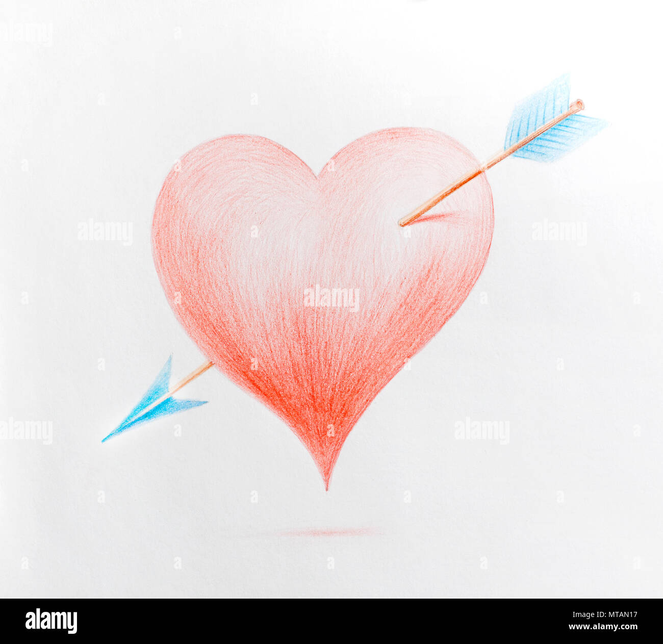 Cuore rosso trafitto da una freccia su sfondo bianco. Per decorazioni per matrimoni o il giorno di San Valentino Foto Stock