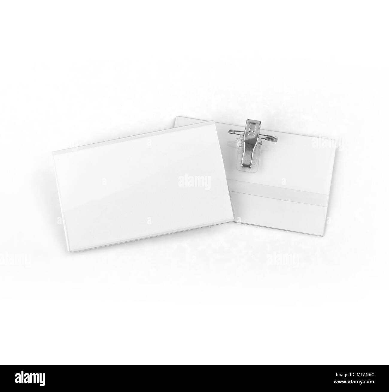 Nome tag o titolare di identificazione con fermaglio di metallo su sfondo bianco Foto Stock