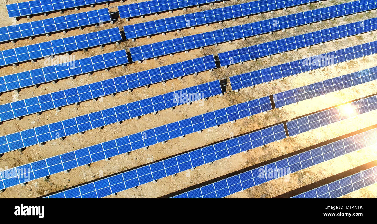 Vista aerea di pannelli solari impianto. Concetto di energia pulita e rinnovabile. Foto Stock