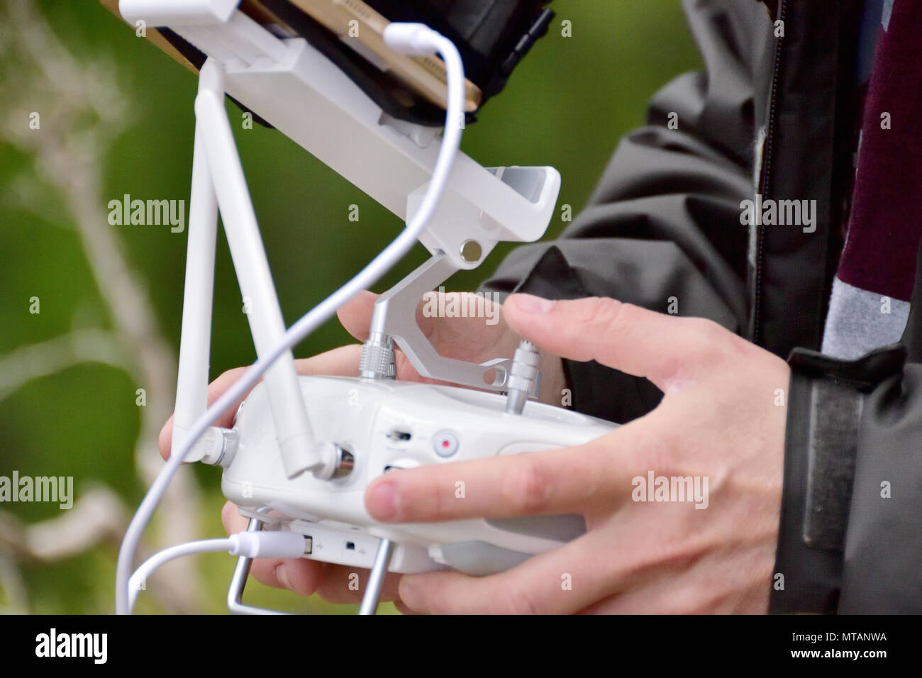 Dettaglio del drone operatore con trasmettitore bianco in mano con prospettiva in prima persona il sistema Foto Stock