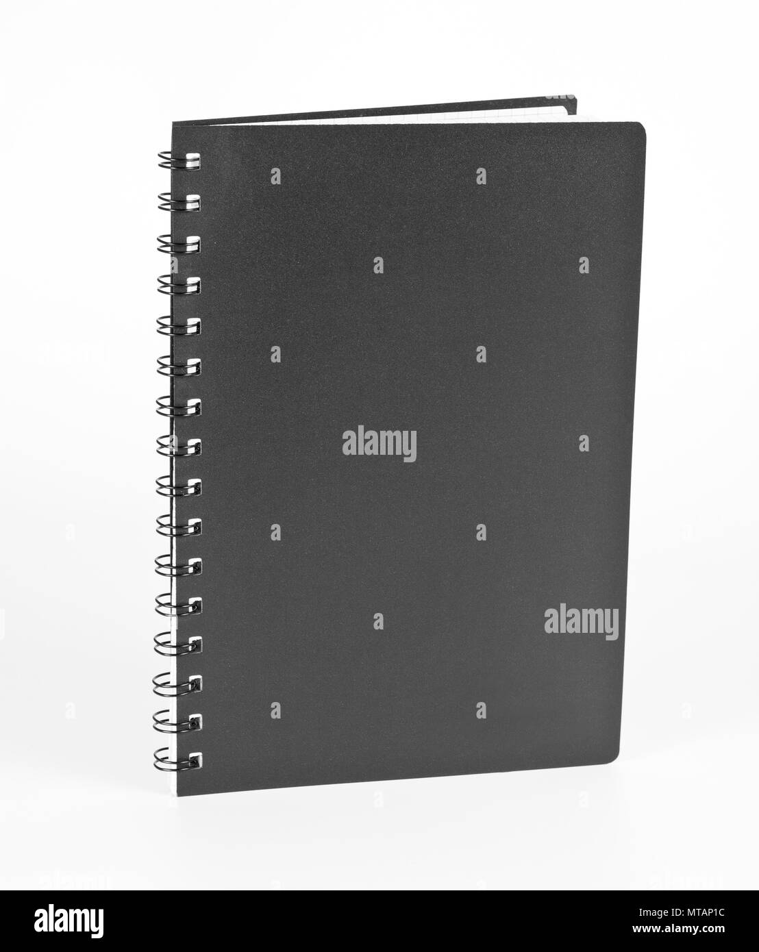 Notebook ad anello con coperchio nero su sfondo bianco Foto Stock