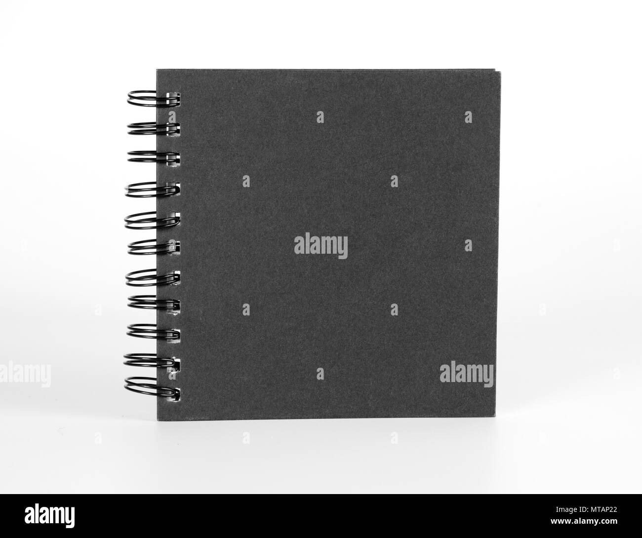 Notebook a spirale con coperchio nero su bianco Foto Stock