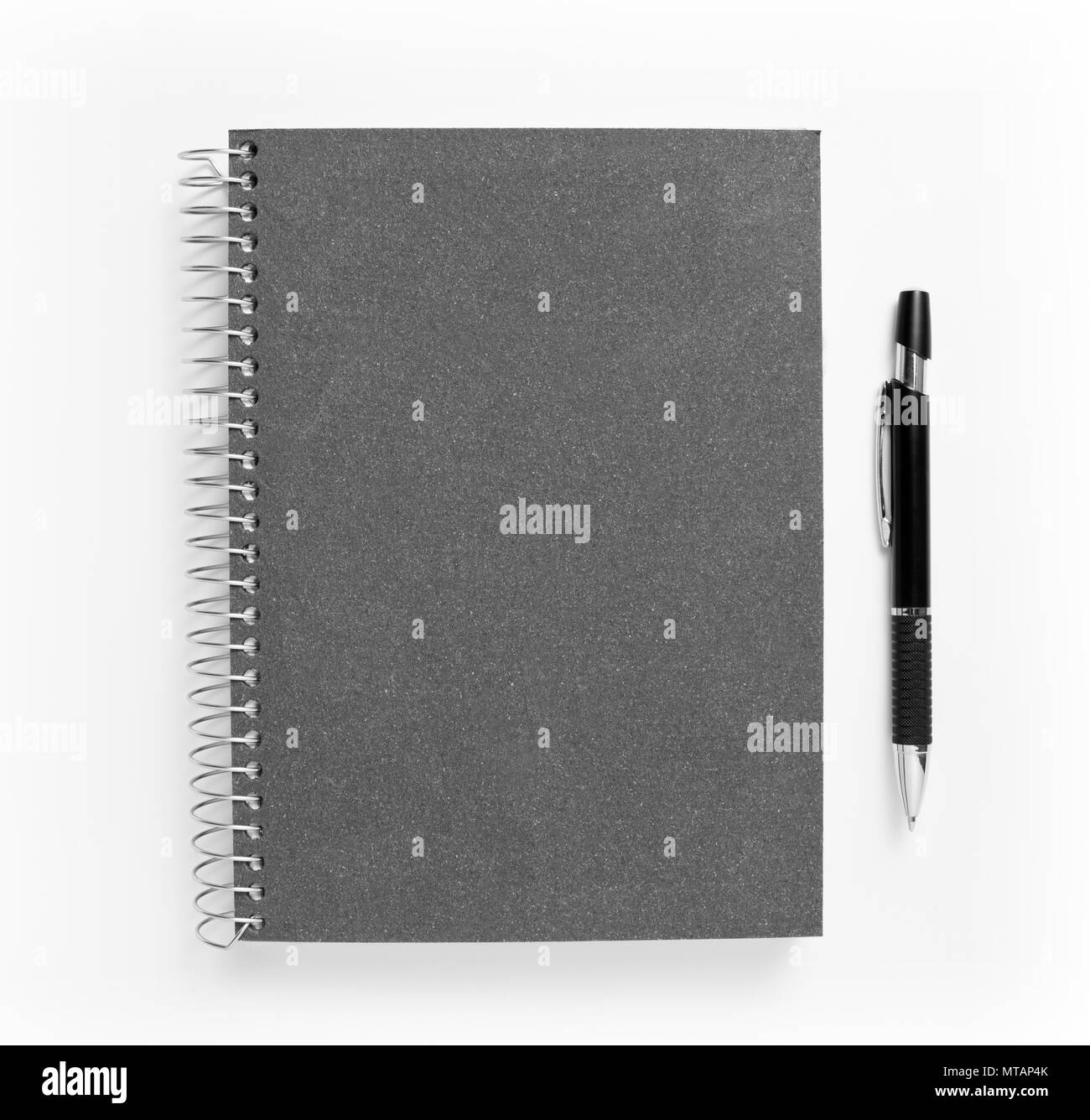 Notebook e penna isolati su sfondo bianco Foto Stock