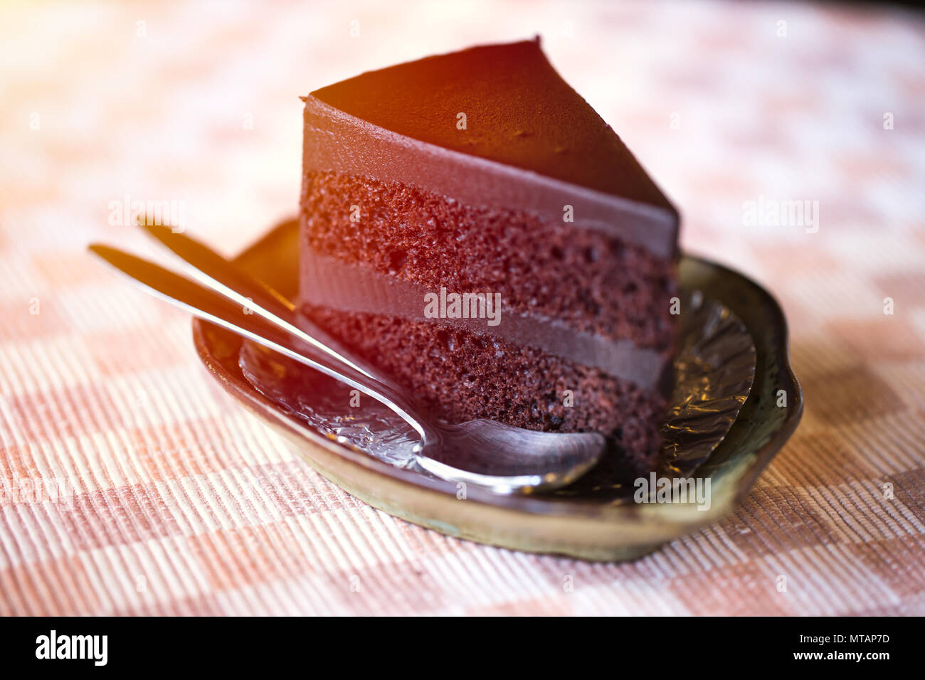 Brownie dessert torta dolce con uno strato di crema al cioccolato. Foto Stock