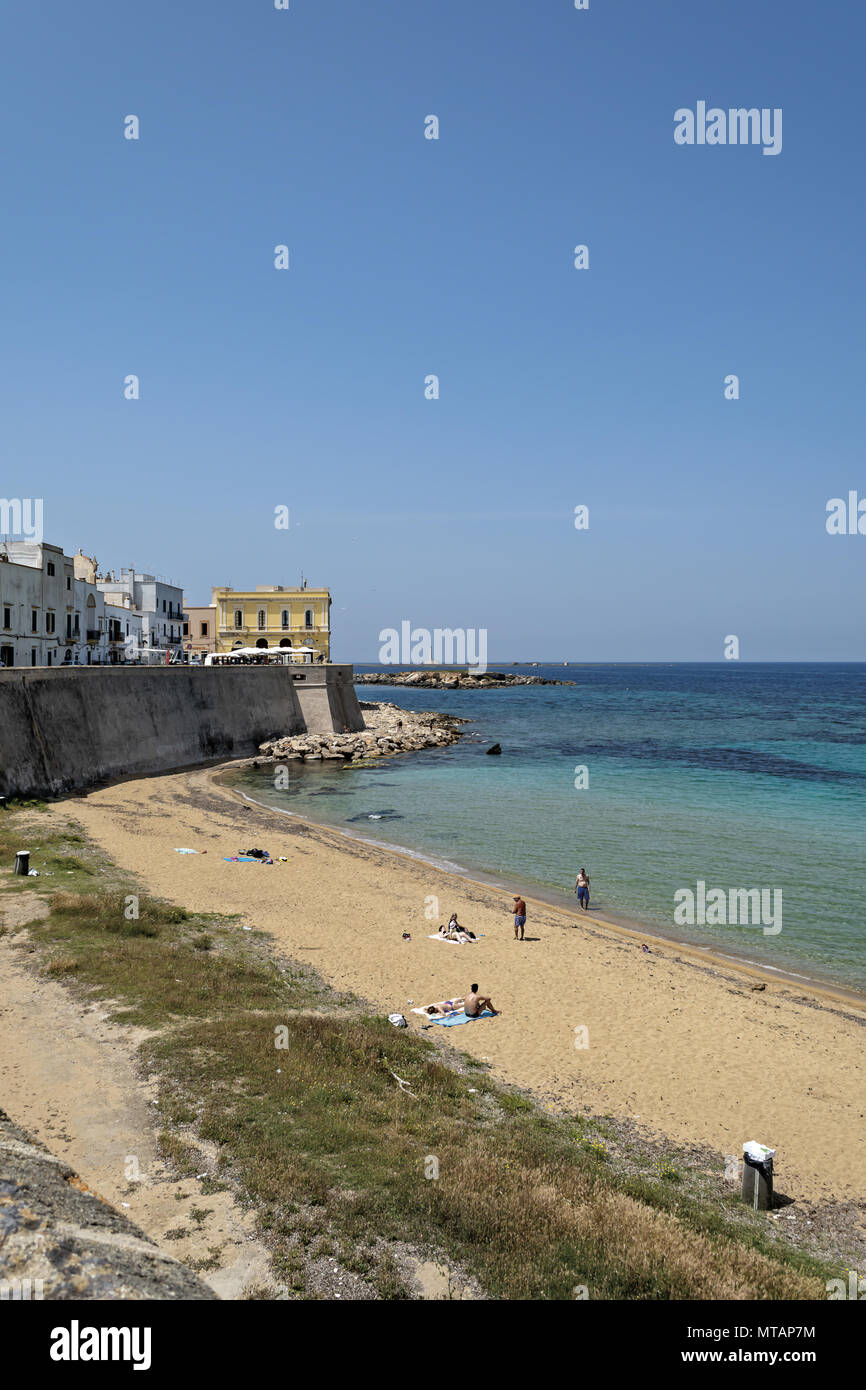 Italia Puglia città di Gallipoli piccola spiaggia di purezza 3 Foto Stock