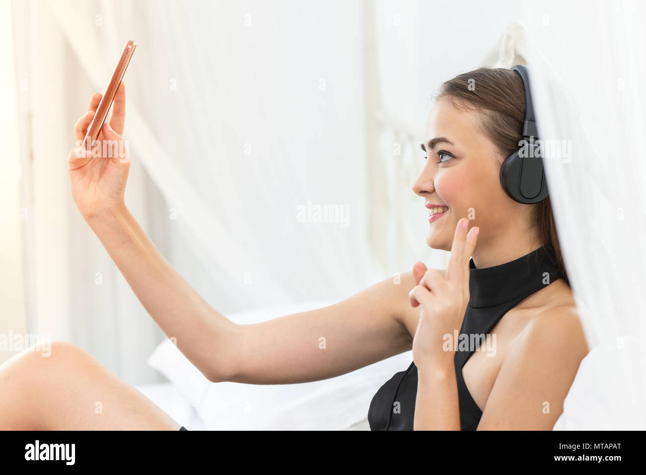 Closeup donna utilizza lo smartphone ascoltare musica per godersi il suo stile di vita selfie fotocamera Foto Stock
