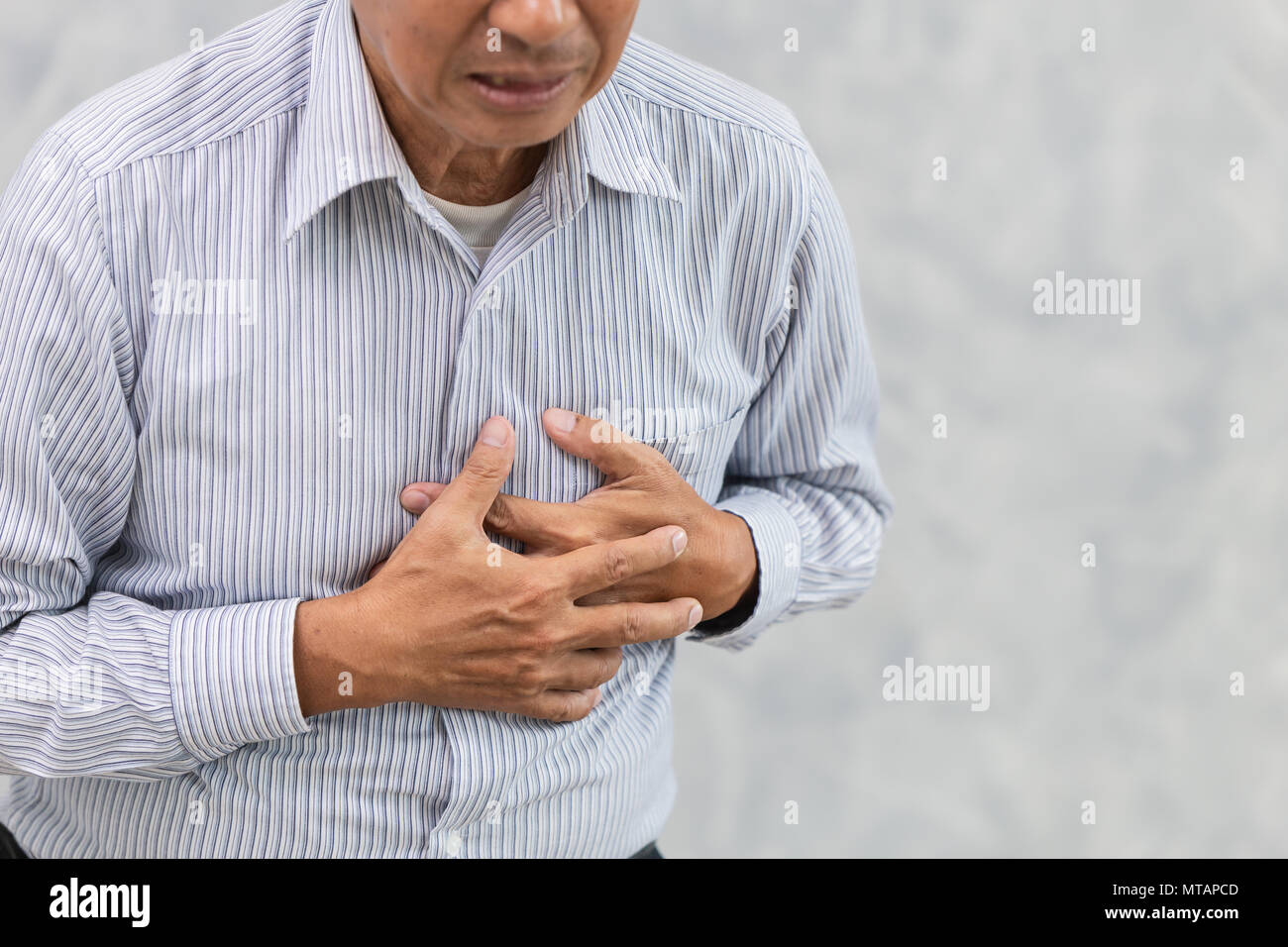Anziano asiatico soffrono di dolore al petto da un attacco di cuore o ictus. Foto Stock