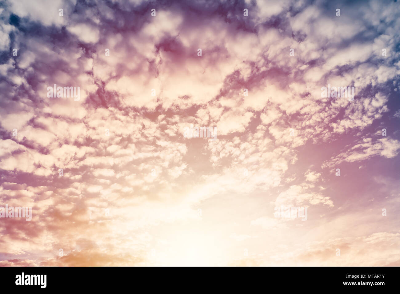 Bella nuvola puffly twilight sky con sun bright Foto Stock