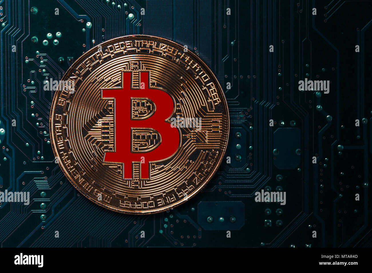 Bitcoin moneta sul computer una scheda a circuito elettronico con spazio per il testo Foto Stock