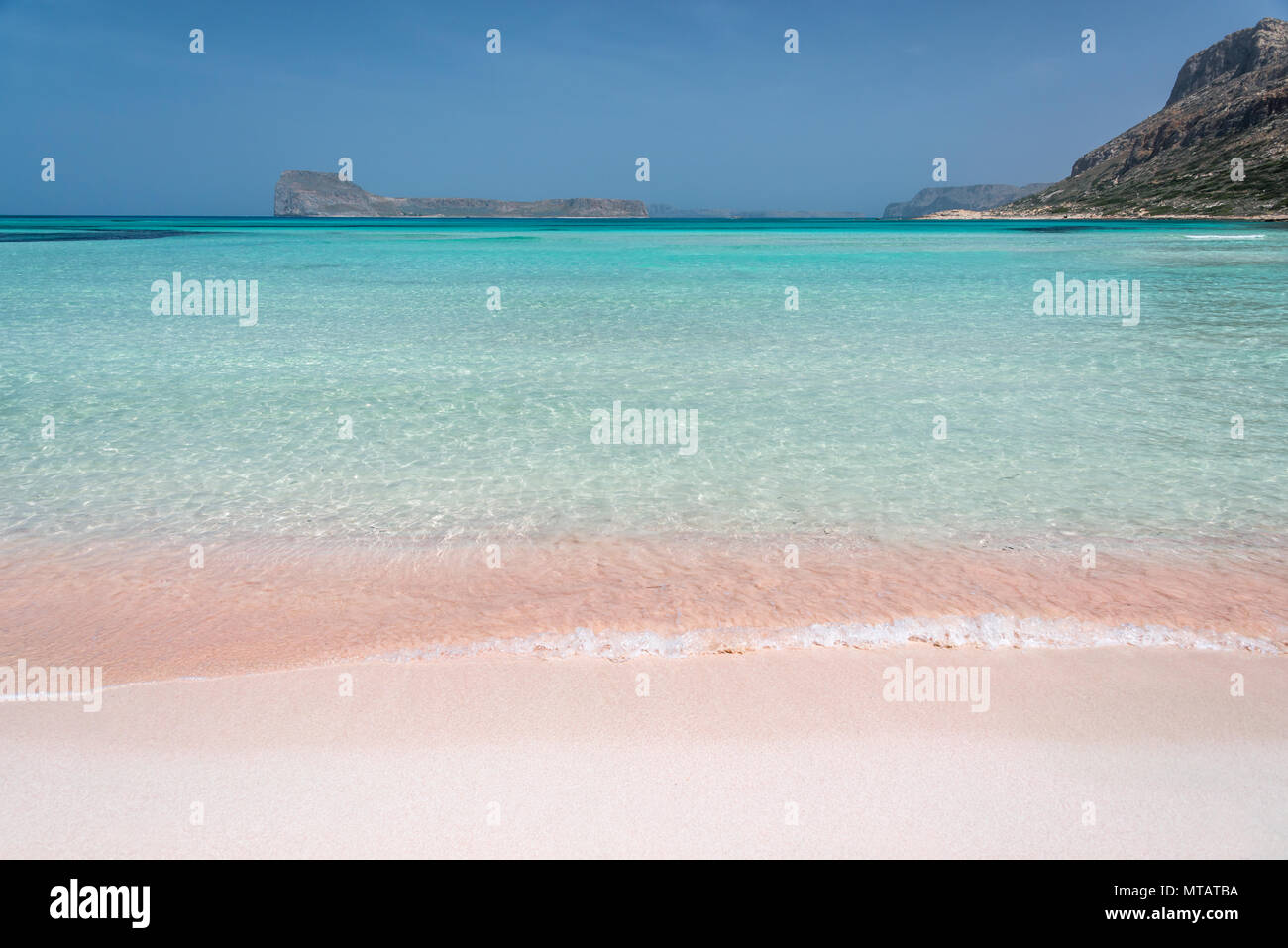 Sabbia rosa sulla spiaggia di Balos e Gramvousa isola nei pressi di Kissamos in Creta, Grecia Foto Stock