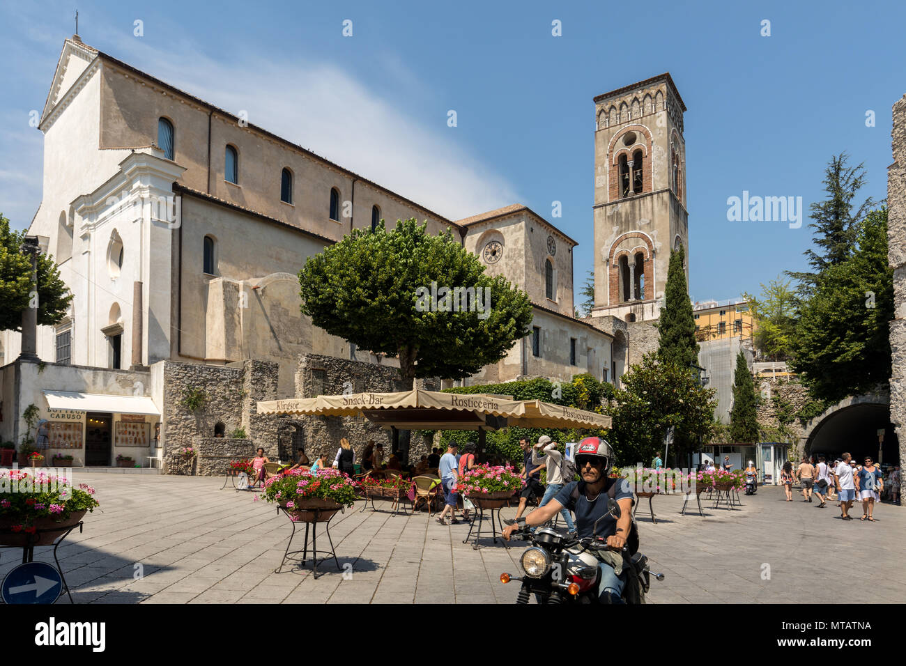 Ravello, Italia - 16 Giugno 2017: Piazza del Duomo e Cattedrale di Santa Maria Assunta a Ravello , Campania, Italia Foto Stock