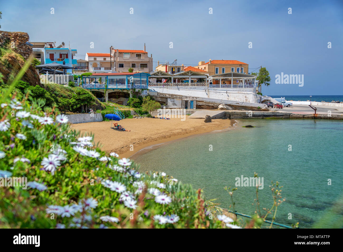 Spiaggia e il villaggio di Panormos, Creta, Grecia Foto Stock