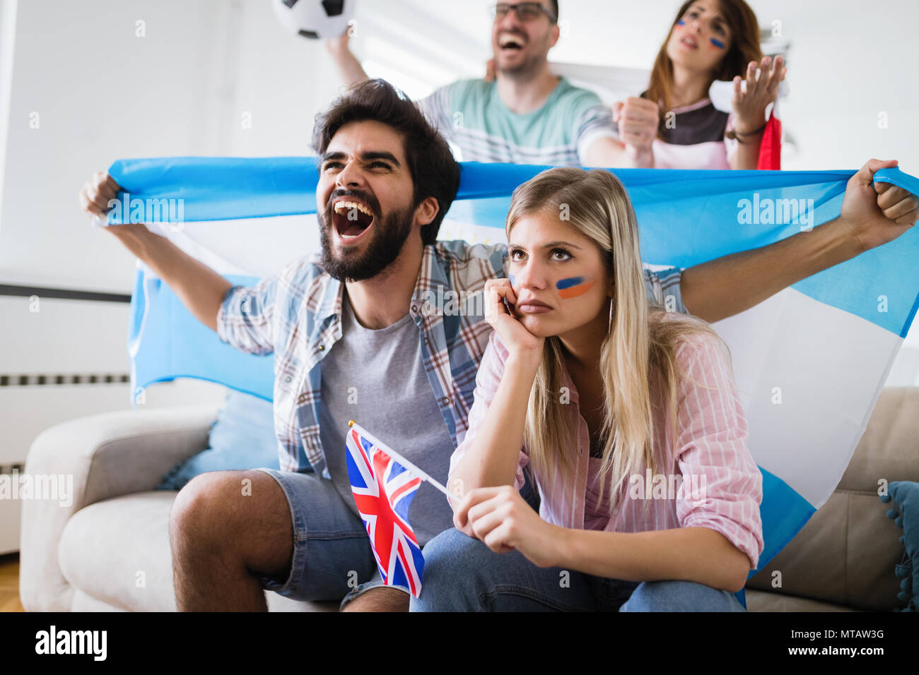Felici e tristi gli amici o gli appassionati di calcio guardando la partita di calcio Foto Stock